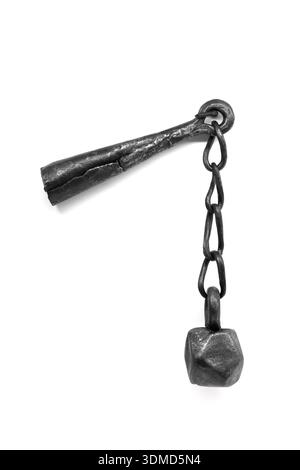 Une arme ancienne, boule d'aiguisage en acier lourd accroche sur massif shain isolé sur fond blanc. Un fléau est une arme à lame à joint flexible w de contact Banque D'Images