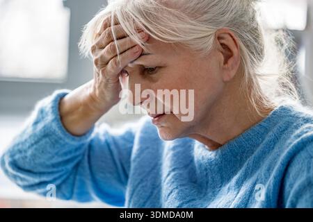Hauts femme souffrant de maux de tête Banque D'Images