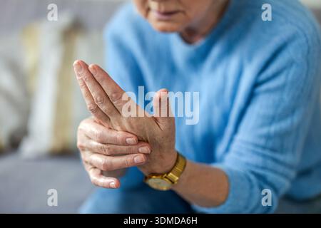Senior woman's hands Banque D'Images