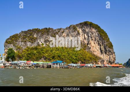Le village de pêcheurs flottant de Koh Panyee fait de maison sur pilotis dans la baie de Phnag Nga parmi les falaises calcaires karstiques de la mer d'Andaman, Thaïlande Banque D'Images