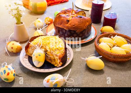 Nourriture et décoration de Pâques. Œufs de Pâques et gâteaux. Banque D'Images