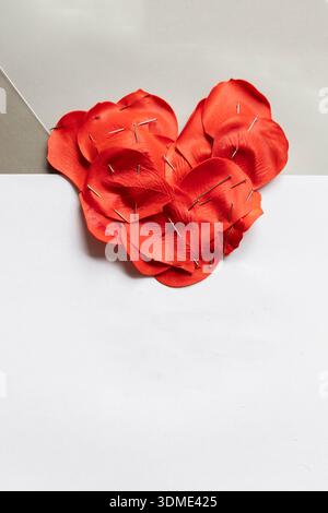 Feuilles de savon rouge fixées avec des épingles pour former une forme de coeur comme une photo symbolique sur le thème de la douleur, la séparation, le divorce, la maladie, Banque D'Images