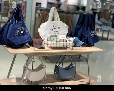 Présentoir d'accessoires pour femmes Marks & Spencer avec sacs fourre-tout et casquettes en toile dans le magasin Stratford-upon-Avon, Angleterre, février 2026. Banque D'Images