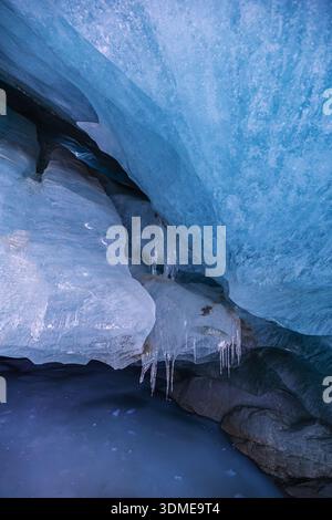 Murs de glace et blocs dans une grotte de glace dans le glacier Morteratsch dans les Alpes suisses. Banque D'Images