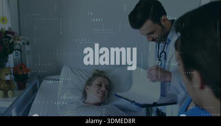 Patient souriant dans une robe à motifs couchée sur un lit réglable, docteur en manteau blanc tenant une presse-papiers Banque D'Images