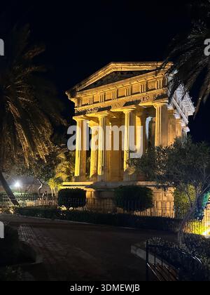 Monument néoclassique à Sir Alexander Ball illuminé la nuit, la Valette, Malte, mai 2025 Banque D'Images