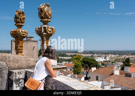 Un touriste appréciant la vue panoramique sur le toit de la cathédrale d'Evora, Portugal Banque D'Images