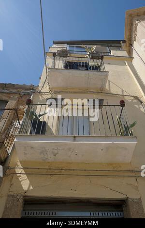 Italie, Sicile, Caltagirone, vue en angle bas d'un immeuble résidentiel avec balcons Banque D'Images