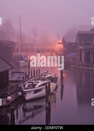 Journée brumeuse à la marina Starnberg à Perccha sur le lac Starnberg. Banque D'Images
