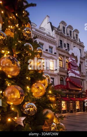 Angleterre, Londres, New Bond Street avec des décorations de Noël la nuit Banque D'Images