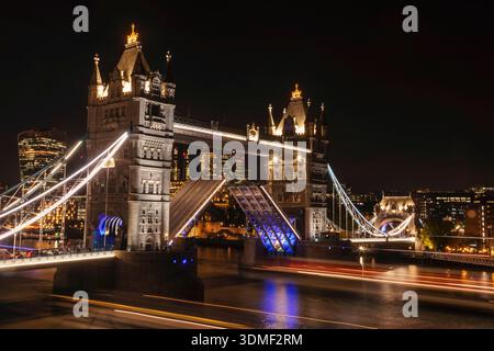 Angleterre, Londres, Tower Bridge ouvert la nuit Banque D'Images