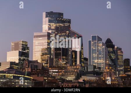 Angleterre, Londres, la ville moderne de Londres Skyline la nuit Banque D'Images