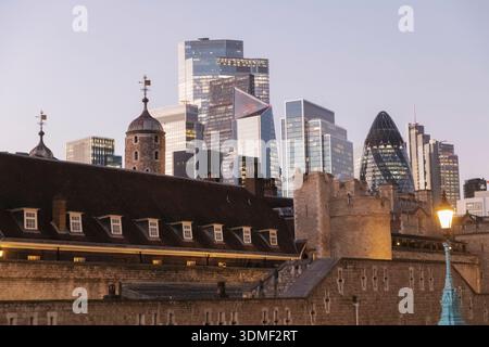 Angleterre, Londres, City of London Skyline et Tour de Londres Banque D'Images