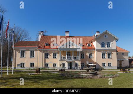 Manoir historique symétrique vu de la pelouse. Banque D'Images