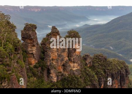 Photographie de la formation rocheuse des trois Sœurs vue depuis le belvédère Echo point dans la ville de Katoomba dans les Blue Mountains en Nouvelle-Galles du Sud, A Banque D'Images
