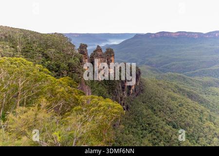 Photographie de la formation rocheuse des trois Sœurs vue depuis le belvédère Echo point dans la ville de Katoomba dans les Blue Mountains en Nouvelle-Galles du Sud, A Banque D'Images