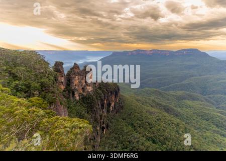Photographie de la formation rocheuse des trois Sœurs vue depuis le belvédère Echo point au lever du soleil dans la ville de Katoomba dans les Blue Mountains à New Sou Banque D'Images