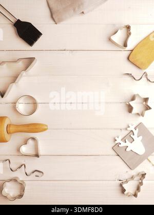 Table en bois avec ustensiles de cuisine pour la boulangerie de Noël, invitation ou fond de recette Banque D'Images