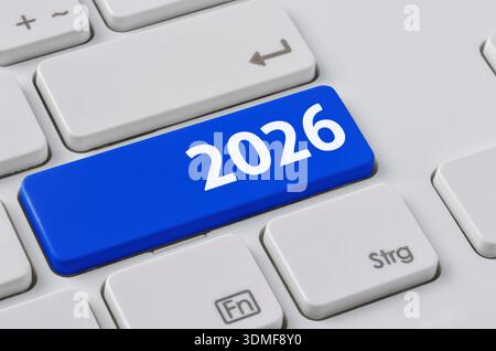 Un clavier avec un bouton bleu - 2026 Banque D'Images