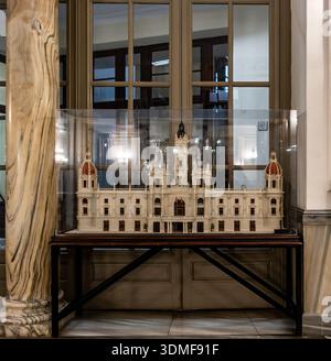Une maquette architecturale détaillée de l'hôtel de ville de Valence exposée dans une vitrine à l'intérieur du bâtiment, mettant en valeur un design néoclassique complexe. Banque D'Images