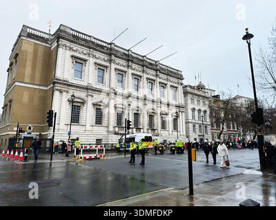 Londres, Royaume-Uni - 1er février 2026 : la police gère une manifestation de rue de l'opposition iranienne près d'un grand bâtiment du gouvernement londonien au Royaume-Uni. Banque D'Images