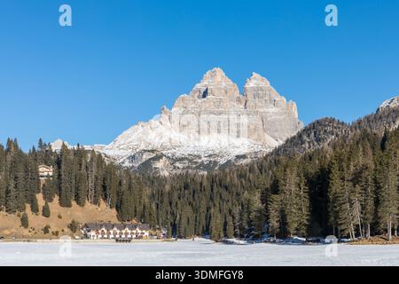 Lac Misurina gelé et Tre Cime di Lavaredo en arrière-plan. Misurina, Dolomites, Vénétie, Italie Banque D'Images