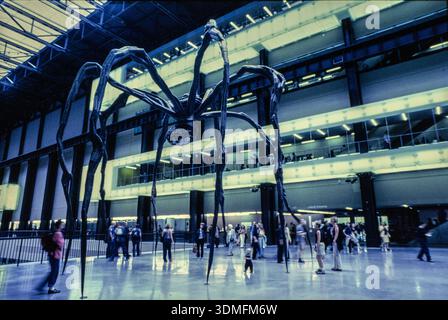 Maman (1999) de Louise Bourgeois, sculpture d'araignée en bronze, acier et marbre de 9 mètres de haut. C'était la commission inaugurale de l'Unilever. Banque D'Images