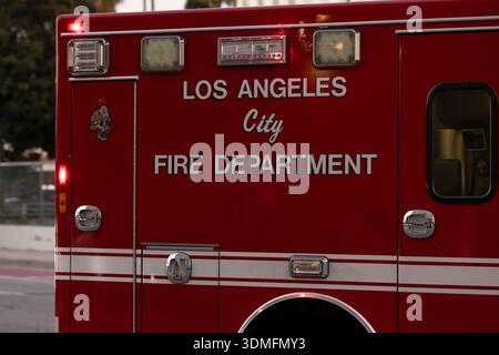 Los Angeles, Californie, États-Unis - 31 janvier 2026 : un ambulancier ambulancier du Service des incendies de Los Angeles réagit sur les lieux d'un incident. Banque D'Images