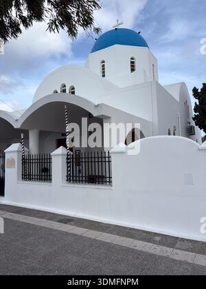 Église d'Agios Gerasimos, église orthodoxe grecque à Fira, Santorin, Grèce. Architecture typique des Cyclades avec murs blanchis à la chaux et dôme bleu. Banque D'Images