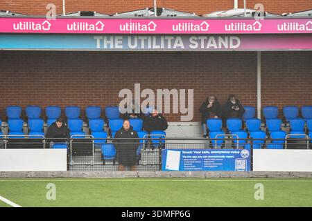 Portsmouth, Angleterre. 1er février 2026. Les supporters du stand Utilita avant la demi-finale de la FA Women's National League plate entre Moneyfields et Gwalia United au John Jenkins Stadium de Portsmouth, Angleterre, Royaume-Uni le 1er février 2026. Crédit : Duncan Thomas/Majestic Media. Banque D'Images