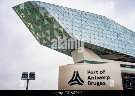 Anvers, Belgique, 5 janvier 2025 : vue sur Havenhuis par l'architecte Zaha Hadid, siège de l'autorité portuaire du Port d'Anvers Bruges Banque D'Images