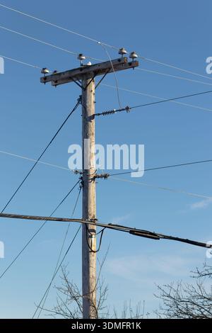 Poteau électrique avec lignes électriques aériennes et divers autres services publics. Québec, Canada Banque D'Images