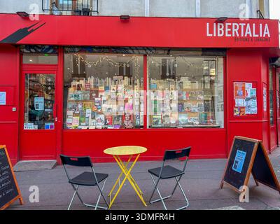 Montreuil, France, banlieues de Paris, Store Front, librairie indépendante, panneau « Libertalia », terrasse du café, rue Banque D'Images