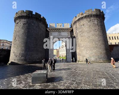 Porta Capuana, ancienne porte de la ville à Naples (Naples). Des tours flanquent l'arche de marbre triomphale de la Renaissance du XVe siècle. Banque D'Images
