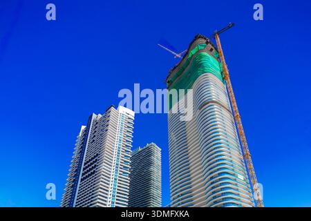 Groupe de tours en construction sur un ciel bleu Banque D'Images