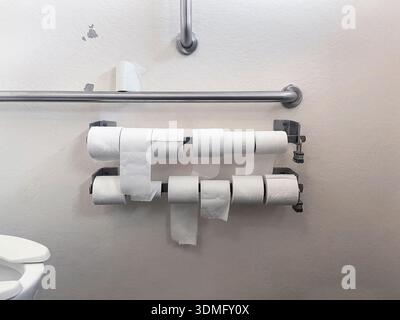Sélection de rouleaux de papier toilette dans la salle de bain publique Banque D'Images