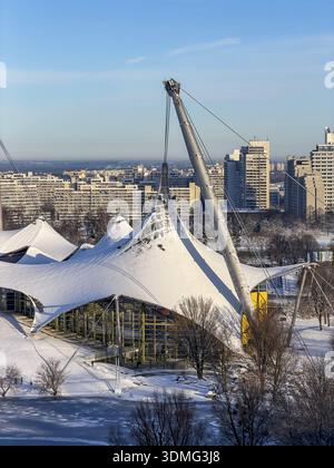 Site olympique avec de la neige en hiver, parc avec lac olympique, Parc olympique, Munich, haute-Bavière, Bavière, Allemagne Banque D'Images