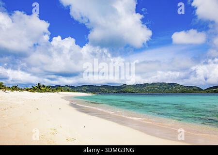 Nuages blancs les nuages de Cumulus au-dessus des Caraïbes île inhabitée des Caraïbes des petites Antilles dans les Caraïbes Sandy Island au large de Carriacou, Carriacou, Grena Banque D'Images