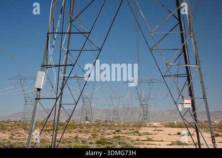 Tonopah, Arizona - fils de transmission électrique de la centrale nucléaire de Palo Verde. Banque D'Images