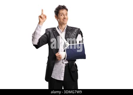 Homme blessé souriant dans un costume déchiré pointant vers le haut avec une idée isolée sur fond blanc Banque D'Images