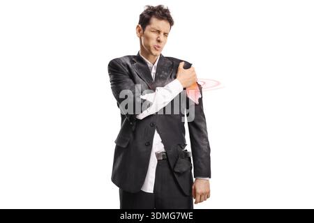 Homme d'affaires dans un costume en lambeaux tenant son épaule dans la douleur avec un effet de douleur rouge isolé sur fond blanc Banque D'Images