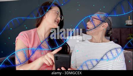 Fille pointant dans le haut rose guidant maman dans des rayures sur le lit, montrant téléphone, lunettes, superpositions d'ADN Banque D'Images