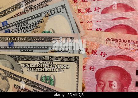 Yuan chinois rouge et dollars américains , une pile de papier de monnaie américaine et chinoise , billets de banque chinois de 100 yuans Banque D'Images