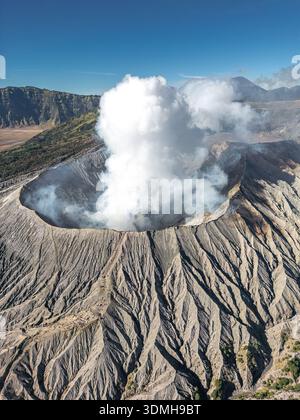 Volcan bromo en éruption pendant la journée ensoleillée d'été dans le parc national bromo Tengger Semeru, Java oriental, Indonésie. Banque D'Images