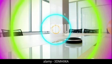 Montrant le petit palet de haut-parleur avec le câble réfléchissant sur la table brillante dans la salle de réunion, anneaux colorés Banque D'Images