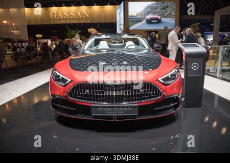 Cabrio rouge et noir de la Mercedes-Maybach SL 680 Monogram Series, présentée à la Masters Expo 2025 Banque D'Images