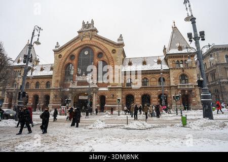Scène hivernale urbaine captivante mettant en vedette le Grand Market Hall historique de Budapest, en Hongrie, au milieu d'une forte tempête de neige. L'image capture l'atmosph Banque D'Images