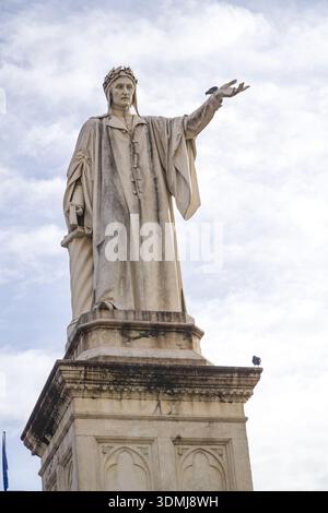 Statue de Dante Alighieri, Piazza Dante (Piazza Dante), Naples, Italie. Sculpté par Domenico Guadino, inauguré en 1901. Figure littéraire italienne emblématique. Banque D'Images