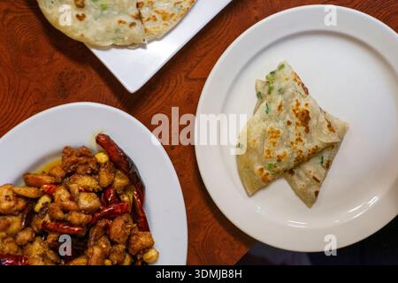 Crêpes chinoises aux échalotes et poulet kung PAO par le haut Banque D'Images