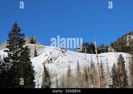 Pente de montagne enneigée avec infrastructure de remontées mécaniques Banque D'Images